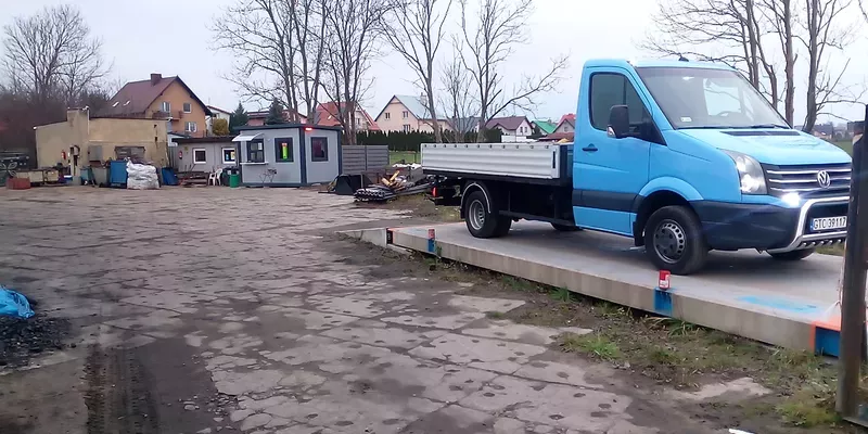 Odbiór złomu — samochód na wadze